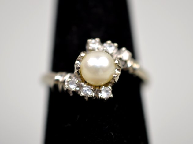 10K White Gold Quartz & Pearl Ring
