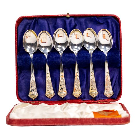 A vintage set of six teaspoons