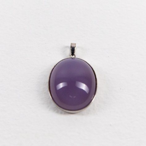 A purple chalcedony pendant in white gold