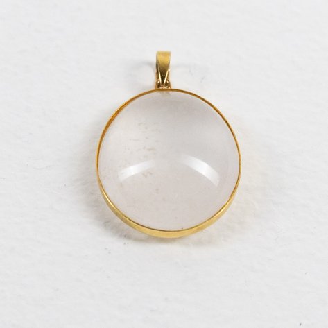 A moonstone pendant in yellow gold