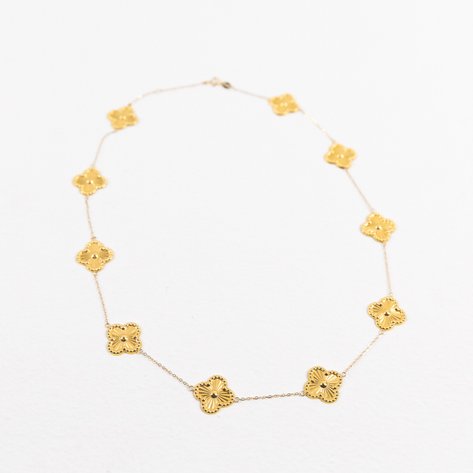 A cloverleaf flower necklace in yellow gold