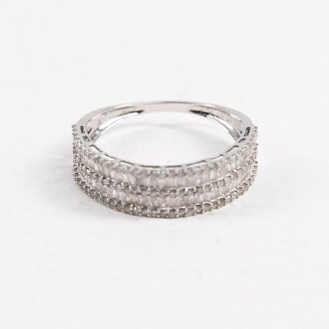 A ring with baguette diamonds in white gold