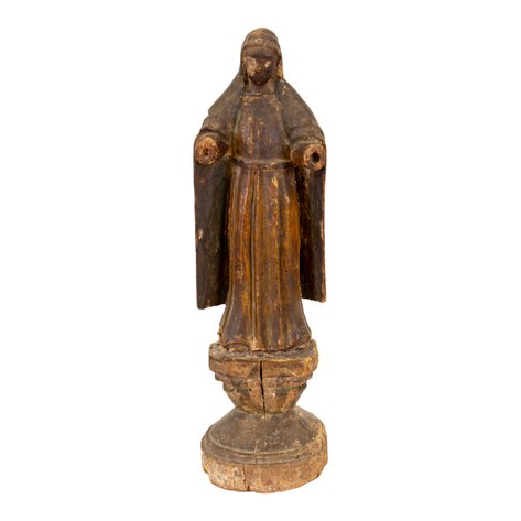 A folk style de tallado image of the Blessed Virgin Mary