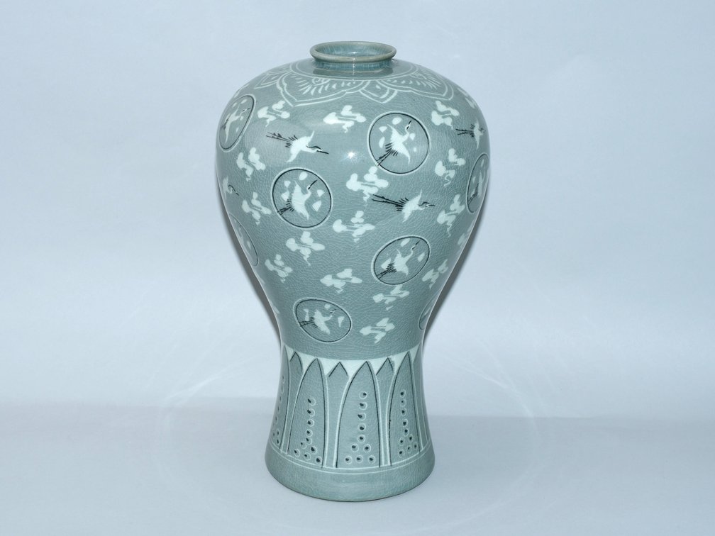 Korean Celadon Maebyeong Cranes in Clouds Vase, photo 2 of 11