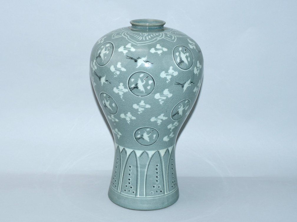 Korean Celadon Maebyeong Cranes in Clouds Vase, photo 3 of 11