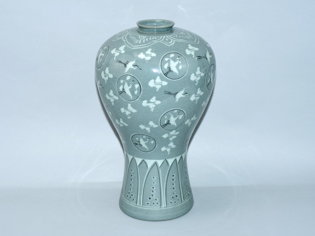 Korean Celadon Maebyeong Cranes in Clouds Vase, photo 4 of 11