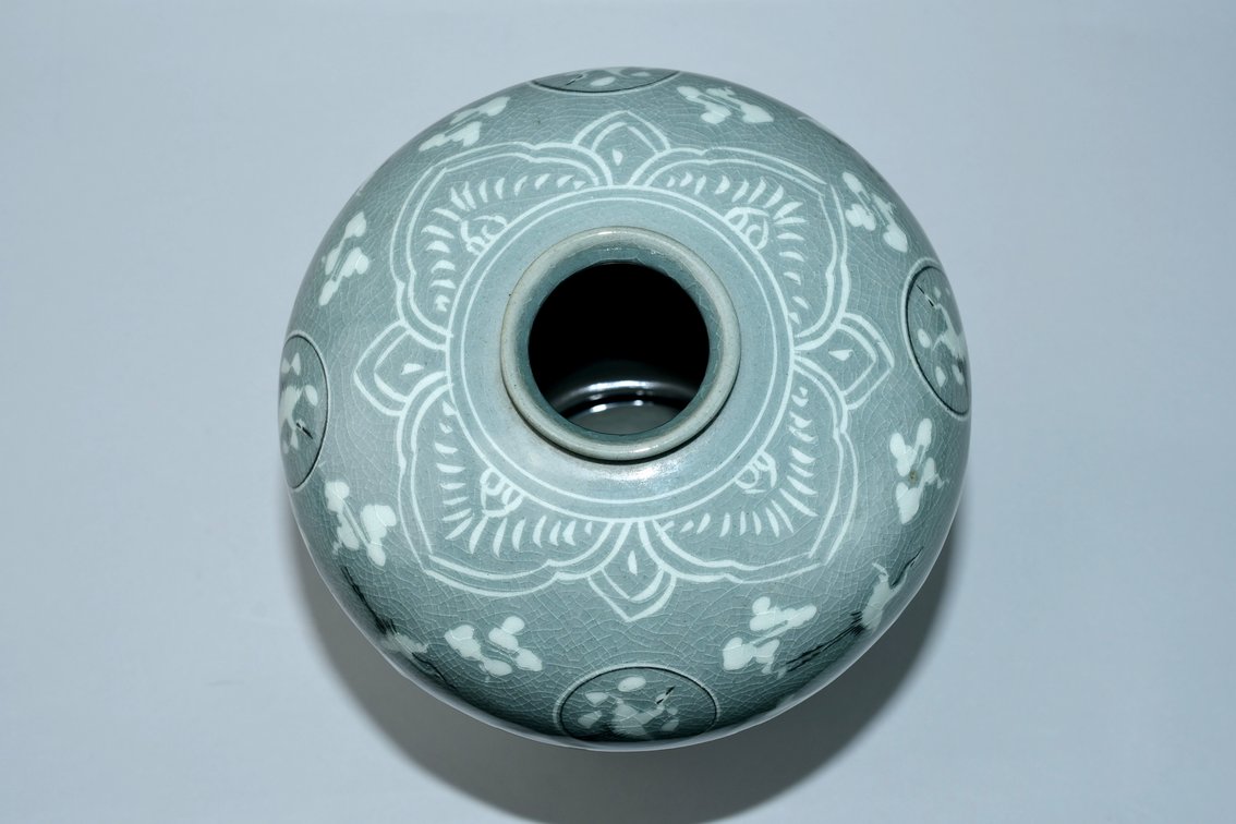 Korean Celadon Maebyeong Cranes in Clouds Vase, photo 5 of 11