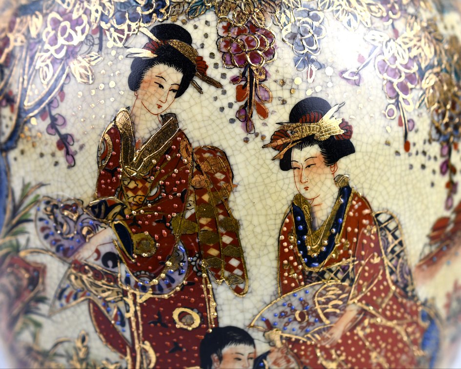 Japanese Satsuma-Style Gilt Lidded Urn, photo 4 of 14