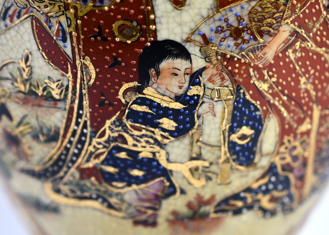 Japanese Satsuma-Style Gilt Lidded Urn, photo 5 of 14