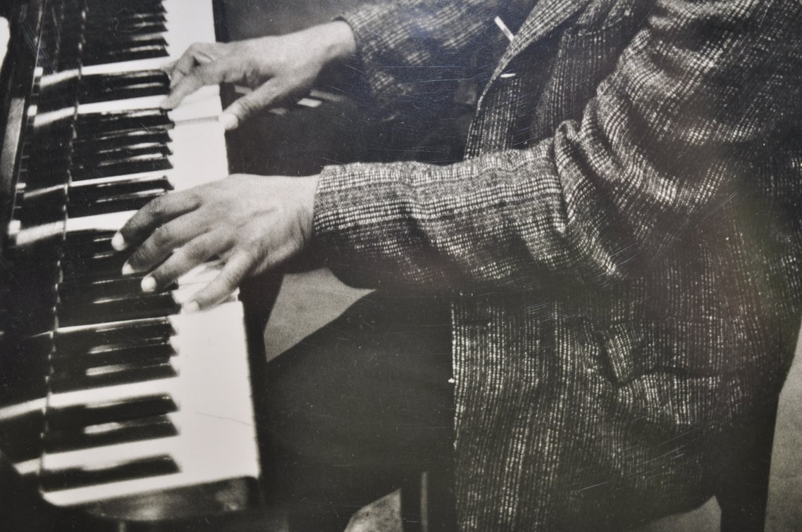 Steve Schapiro - Composing at the Piano, photo 3 of 6