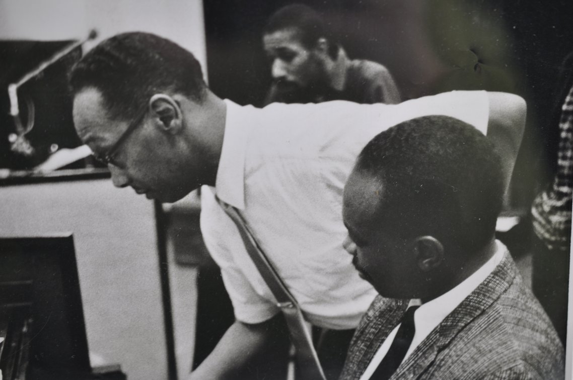 Steve Schapiro - Composing at the Piano, photo 2 of 6