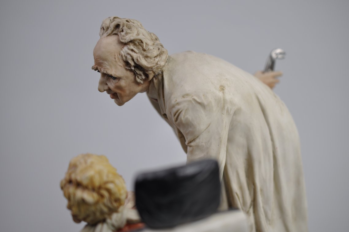 Italian Capidomonte Porcelain Dentist Figurine by Cazzola, photo 12 of 19