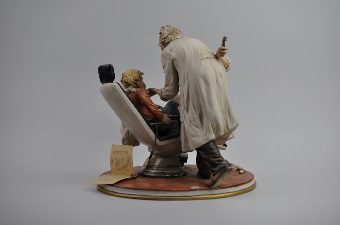 Italian Capidomonte Porcelain Dentist Figurine by Cazzola, photo 15 of 19