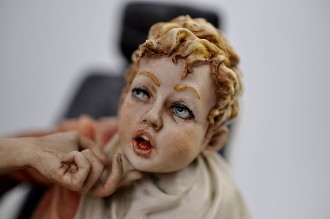 Italian Capidomonte Porcelain Dentist Figurine by Cazzola, photo 4 of 19