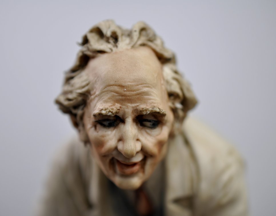Italian Capidomonte Porcelain Dentist Figurine by Cazzola, photo 2 of 19