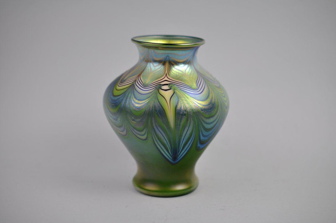 Orient & Flume 1977 Peking Green Iriscene Vase, photo 2 of 13