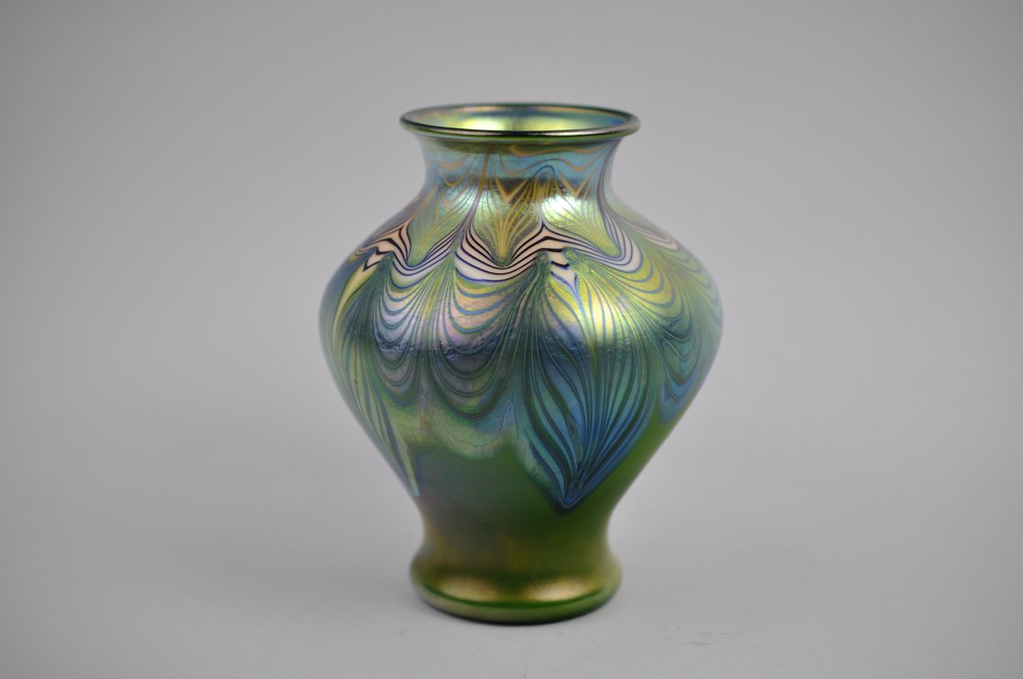Orient & Flume 1977 Peking Green Iriscene Vase, photo 4 of 13