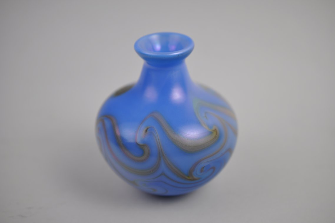 Mark Peiser 1973 Iridescent Opalescent Swirl Vase, photo 3 of 12