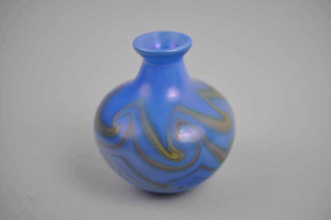 Mark Peiser 1973 Iridescent Opalescent Swirl Vase, photo 4 of 12