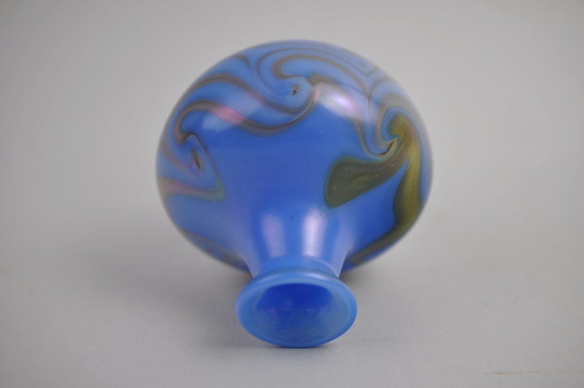 Mark Peiser 1973 Iridescent Opalescent Swirl Vase, photo 9 of 12