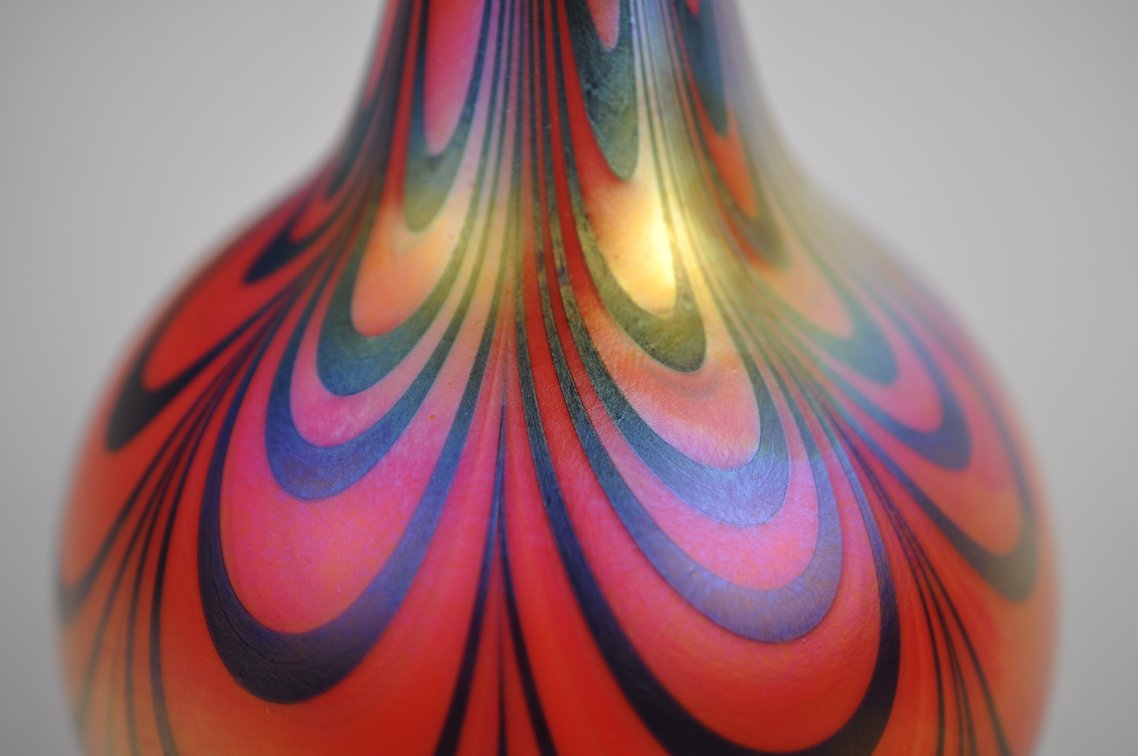 Charles Lotton Red Iridescent Art Glass Vase, photo 4 of 8