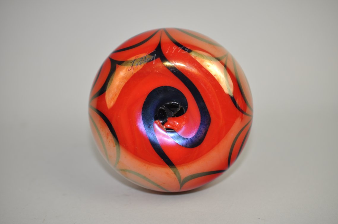 Charles Lotton Red Iridescent Art Glass Vase, photo 7 of 8