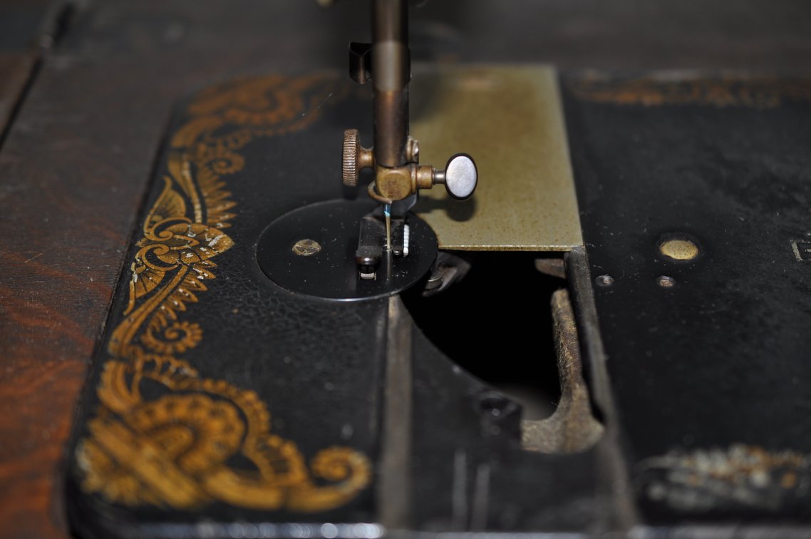 Singer No. 66 Treadle Sewing Machine & Cabinet, photo 29 of 42