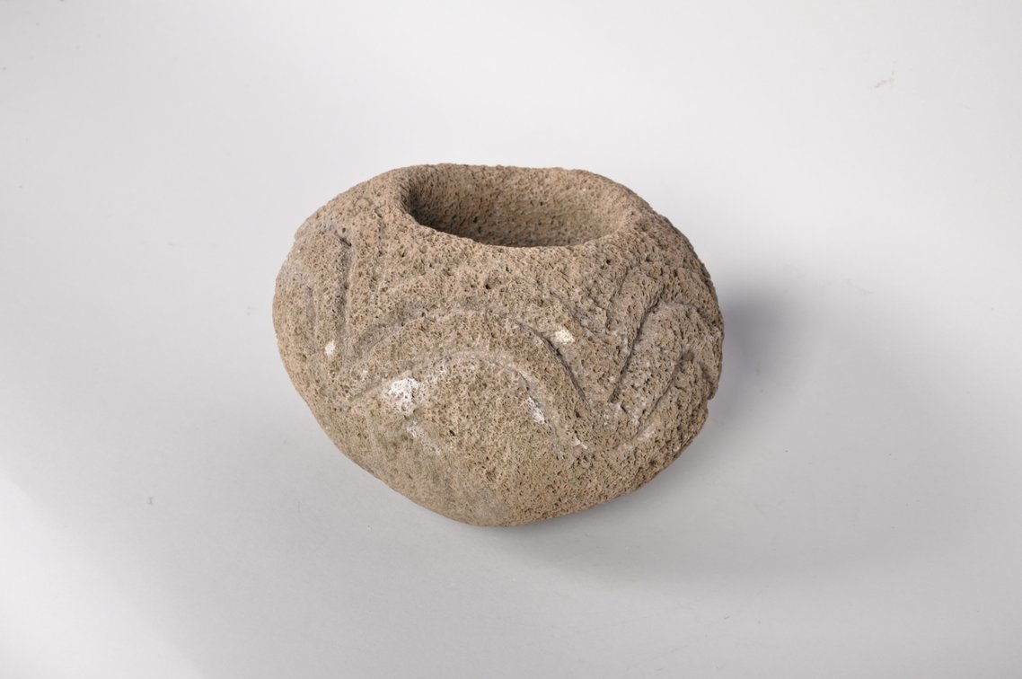 Hawaiian Poho ku'i Palm Stone Bait Mortar Bowl, photo 4 of 7