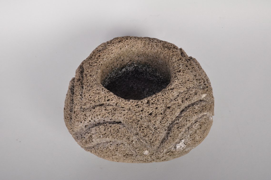 Hawaiian Poho ku'i Palm Stone Bait Mortar Bowl, photo 5 of 7