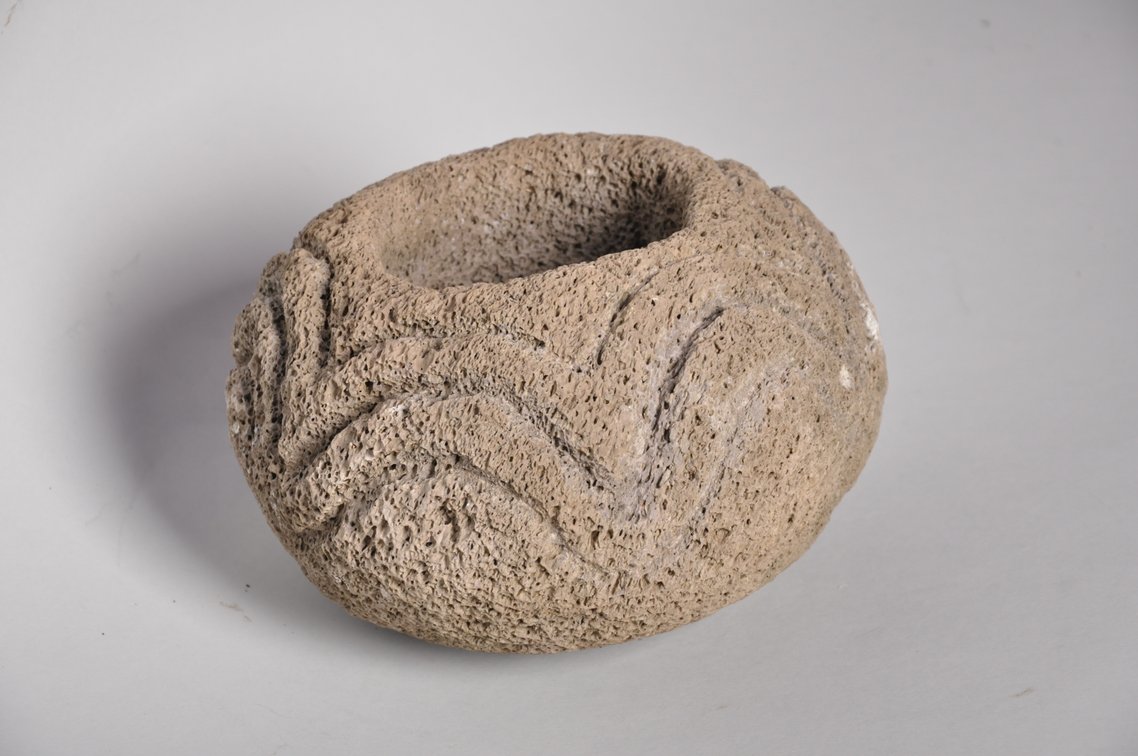Hawaiian Poho ku'i Palm Stone Bait Mortar Bowl, photo 6 of 7