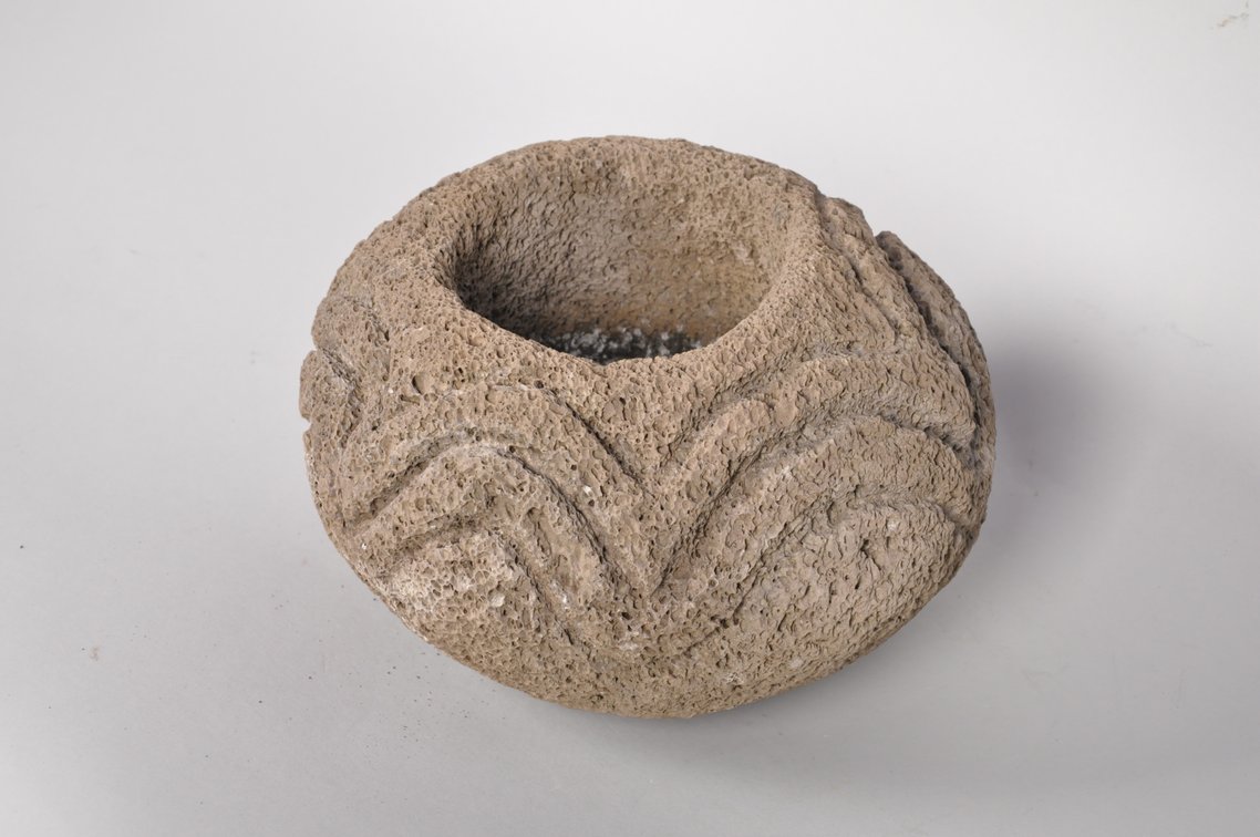Hawaiian Poho ku'i Palm Stone Bait Mortar Bowl, photo 2 of 7