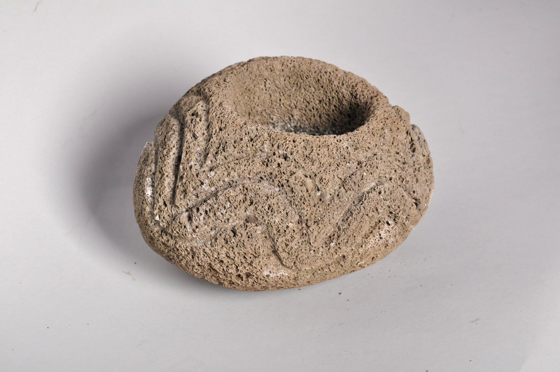 Hawaiian Poho ku'i Palm Stone Bait Mortar Bowl, photo 3 of 7