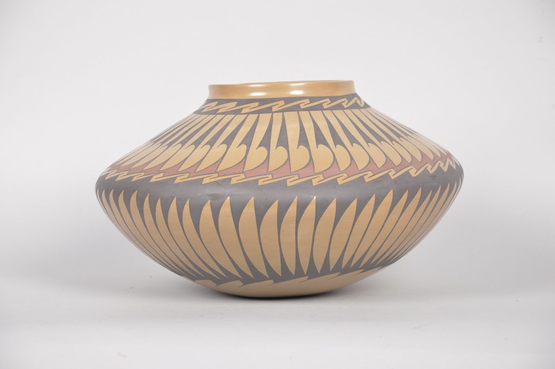 Gloria Hernandez, Southwest Native American Acoma Stylized Pottery Vase, photo 3 of 7