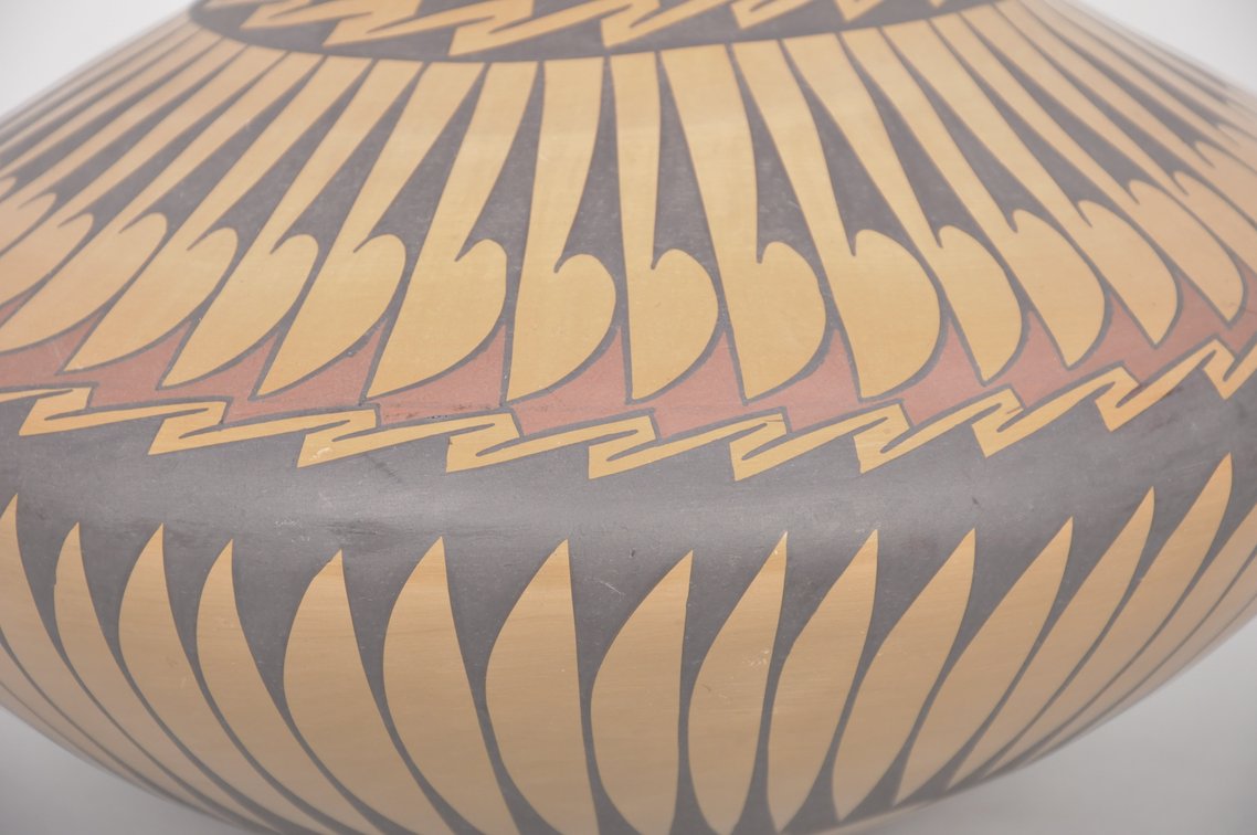 Gloria Hernandez, Southwest Native American Acoma Stylized Pottery Vase, photo 4 of 7
