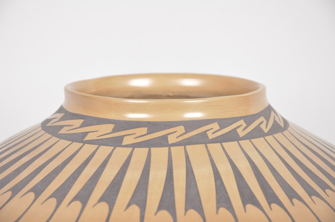 Gloria Hernandez, Southwest Native American Acoma Stylized Pottery Vase, photo 5 of 7