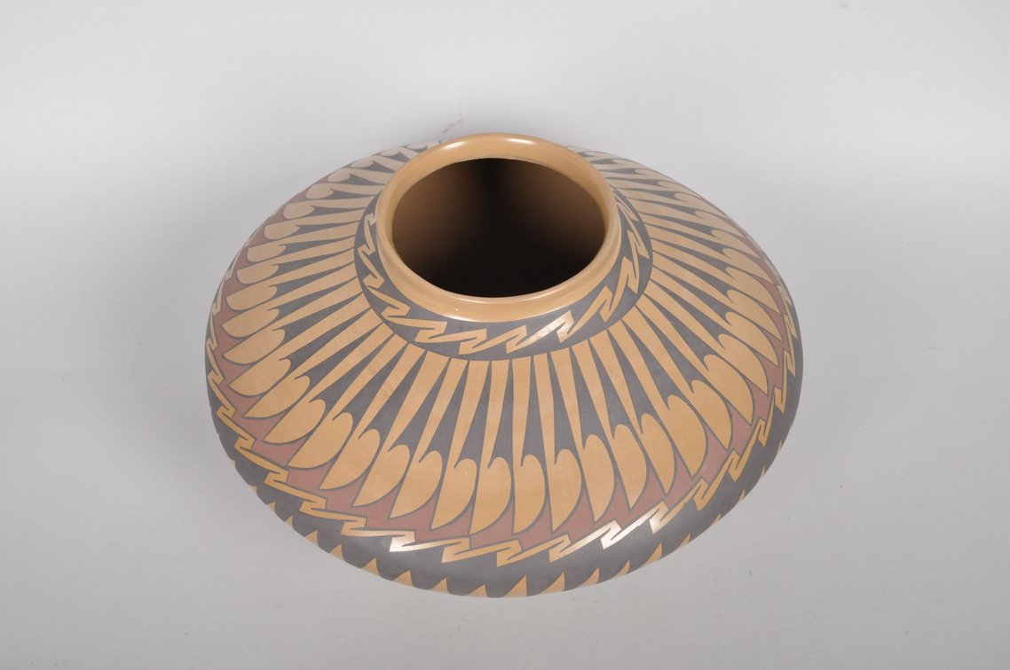 Gloria Hernandez, Southwest Native American Acoma Stylized Pottery Vase, photo 2 of 7