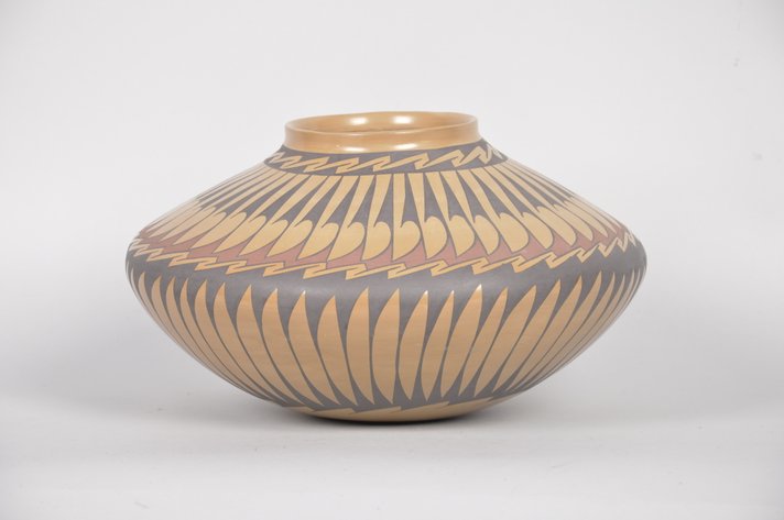 Gloria Hernandez, Southwest Native American Acoma Stylized Pottery Vase