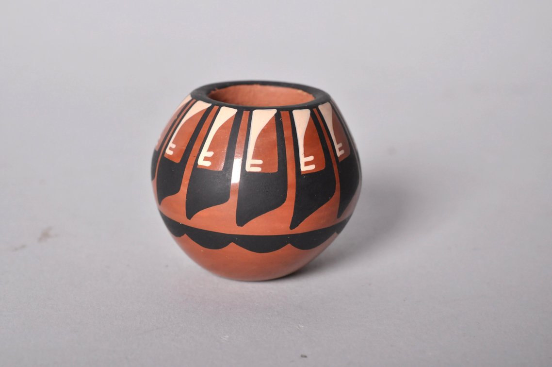 Three Native South West Native American Pots and Vases, photo 4 of 9