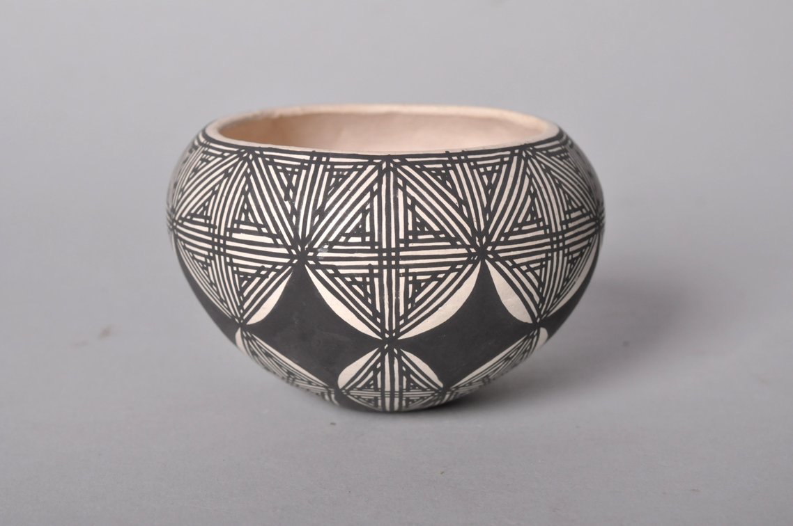 Three Native South West Native American Pots and Vases, photo 7 of 9