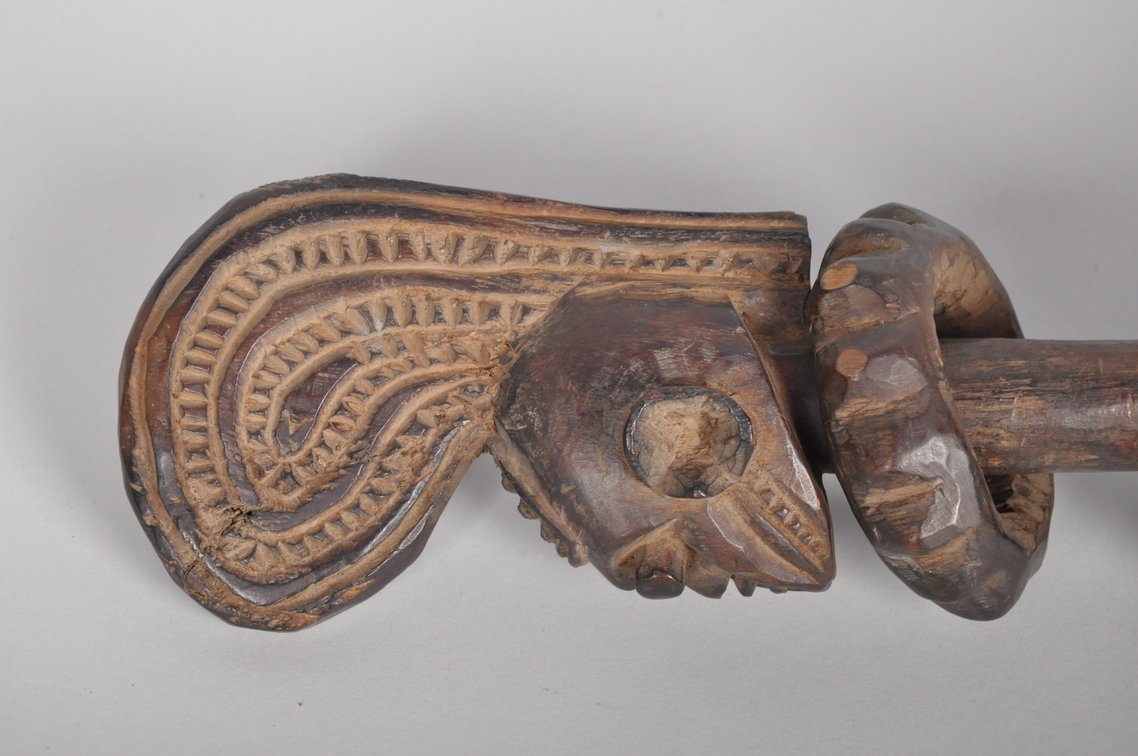 Nigerian Jukan Carved Wooden Shoulder Crest, photo 6 of 8