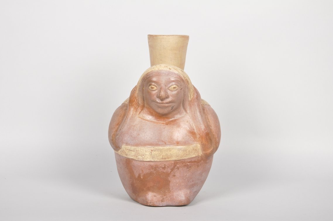 Moche Portrait Ceramic Figure with Cargedor Jug, photo 2 of 6