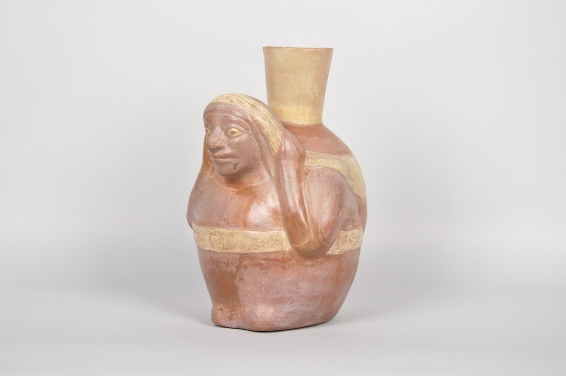 Moche Portrait Ceramic Figure with Cargedor Jug, photo 3 of 6
