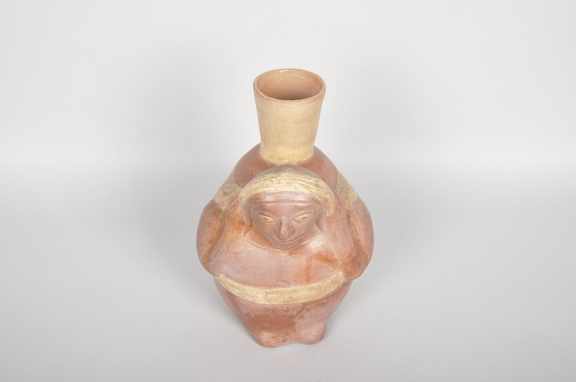 Moche Portrait Ceramic Figure with Cargedor Jug, photo 4 of 6
