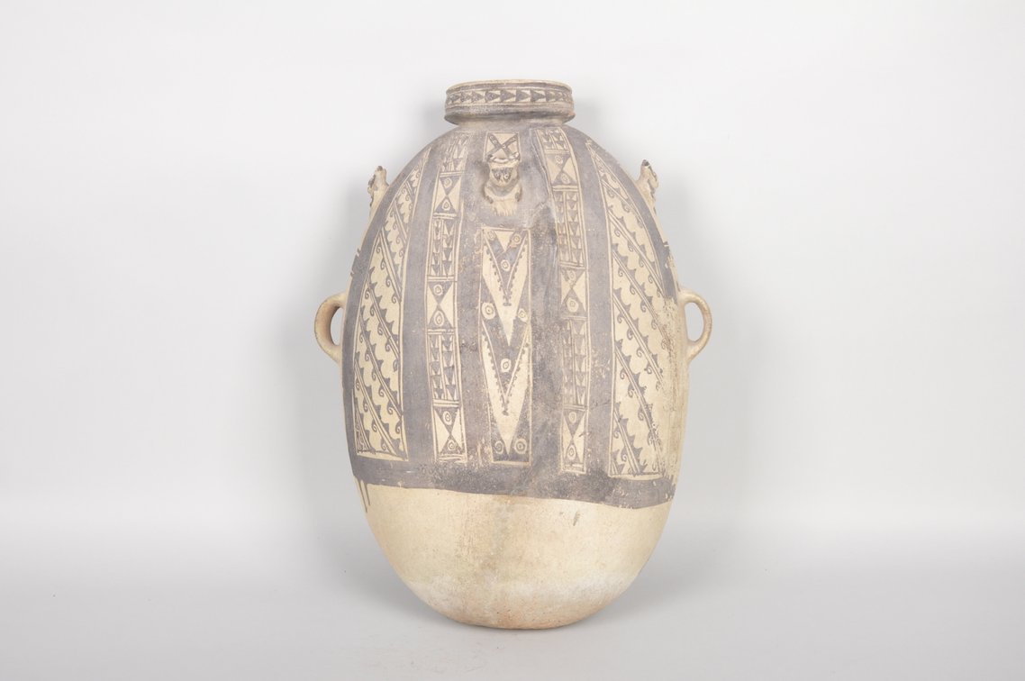 Tall Chancay Bi-Chrome Amphora Pottery Vessel, photo 2 of 6