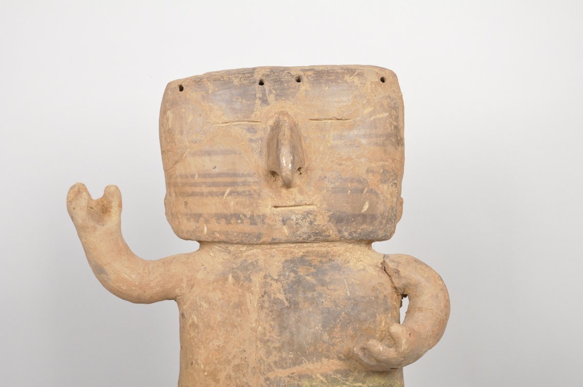 Pre-Columbian Quimbaya Retablo Slab Seated Figure, photo 5 of 8