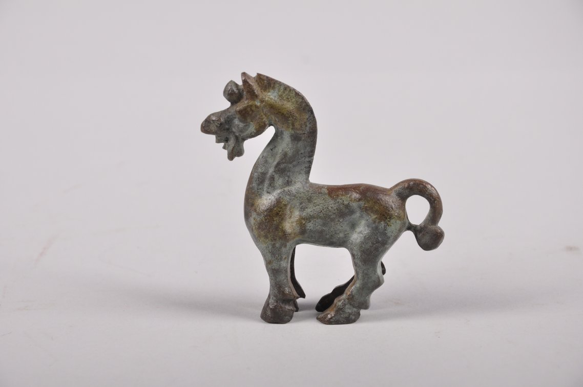 Ancient Bronze Zhou Dynasty Zoomorphic Horse Amulet, photo 2 of 7