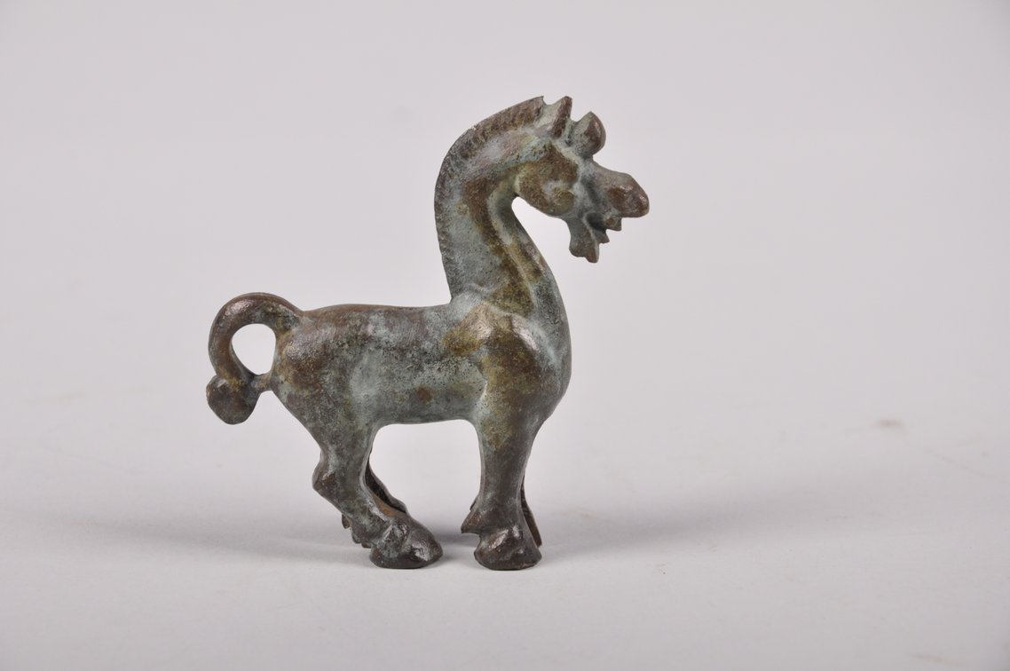 Ancient Bronze Zhou Dynasty Zoomorphic Horse Amulet, photo 3 of 7