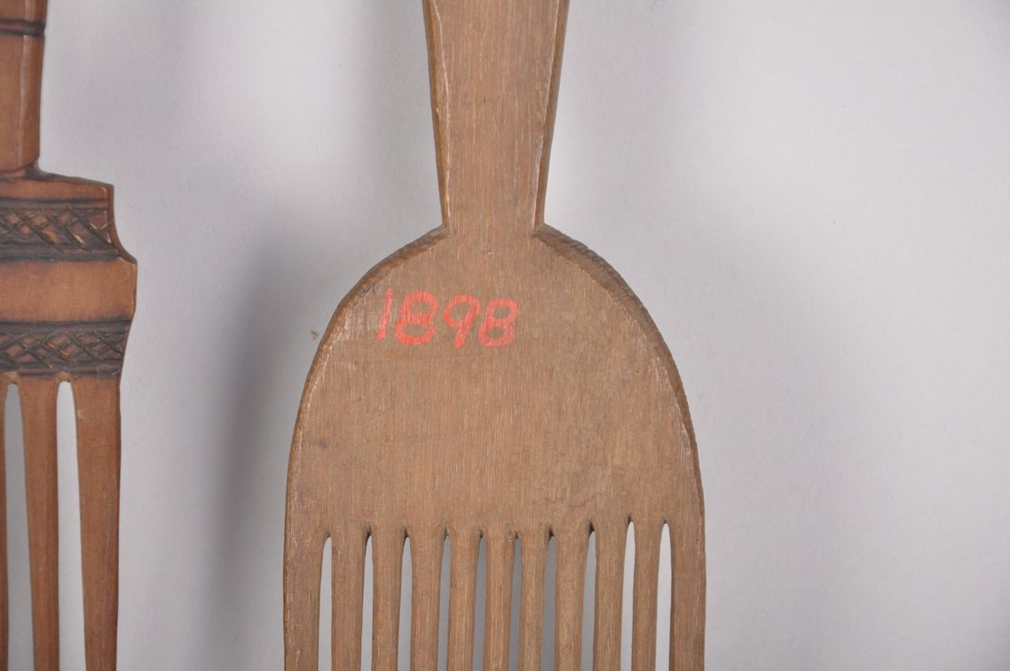 Three African Carved Wooden Combs, photo 5 of 8