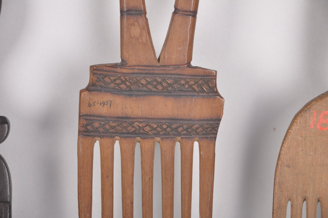 Three African Carved Wooden Combs, photo 6 of 8