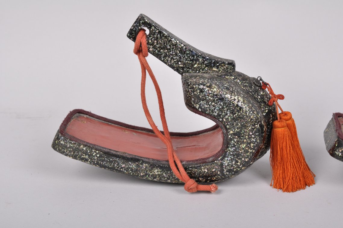 Pair of 'Raden' Samurai 'Abumi" Stirrups with Tassels, photo 4 of 11